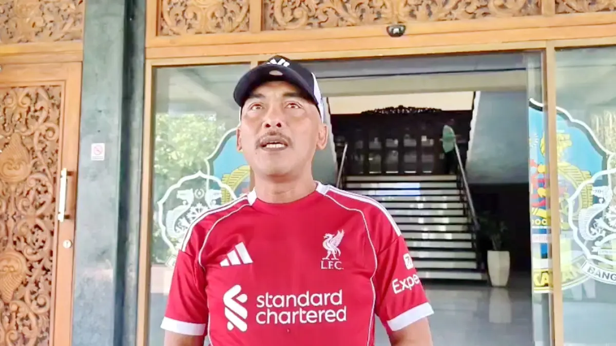 BERI KETERANGAN: Ketua Satgas MBG Bangkalan Bambang Budi Mustika saat ditemui di kantornya, Jumat (5/6). (SATGAS MBG)