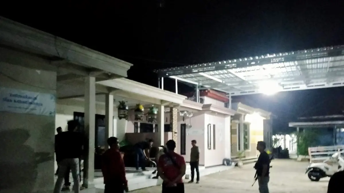 OLAH TKP: Anggota Polres Sampang saat melakukan olah TKP di Desa Sawah Tengah Kecamatan Robatal Sampang, Sabtu (6/6). (HUMAS POLRES SAMPANG)