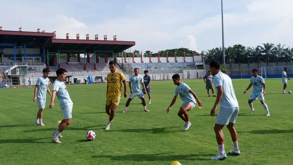 PERKUAT KERJASAMA TIM: Miswar Saputra (jersei kuning) mengikuti latihan bersama MU di SGB, Selasa (10/2).&nbsp;VIVIN AGISTIN HARTONO