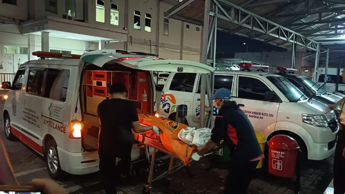 KORBAN PEMBUNUHAN: Petugas saat menurunkan jenazah korban Agustinas Beta Farihah di RSUD Syamrabu Bangkalan, Rabu (22/4). (ZEINAL ABIDIN/JPRM)