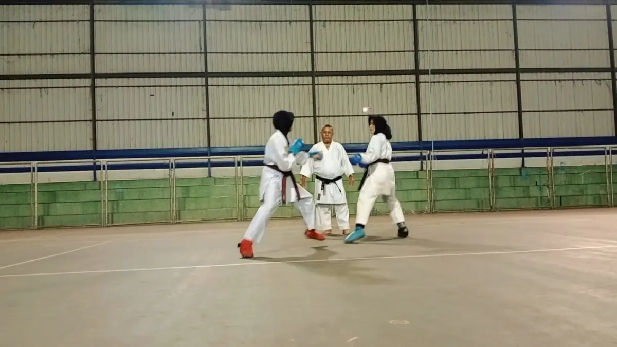 PENUH SEMANGAT: Atlet Inkai Sampang saat mengikuti latihan rutin di GOR Indoor Sampang, Minggu (31/5). (INKAI UNTUK JPRM)