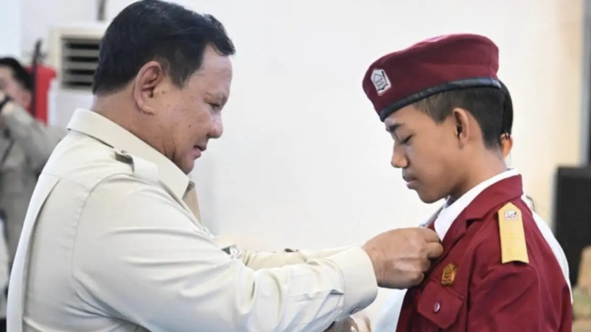 Presiden Prabowo bersama perwakilan siswa Sekolah Rakyat Menengah Pertama (SRMP) 17 Gede Bagus Abimanyu di Tabanan,
Bali (Foto: Dok. BPMI Setpres/Cahyo)