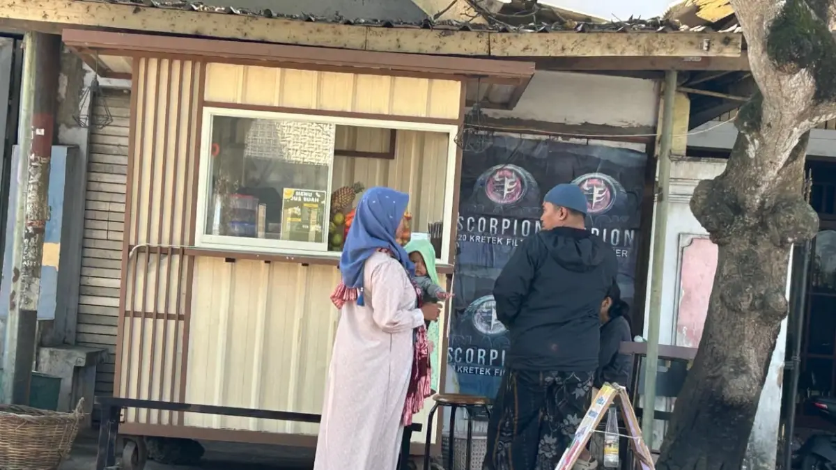 SEHAT: Ibu-ibu menggendong buah hatinya di Jalan RE Martadinata Bangkalan Senin (8/6). (VIVIN AGUSTIN HARTONO/JPRM)