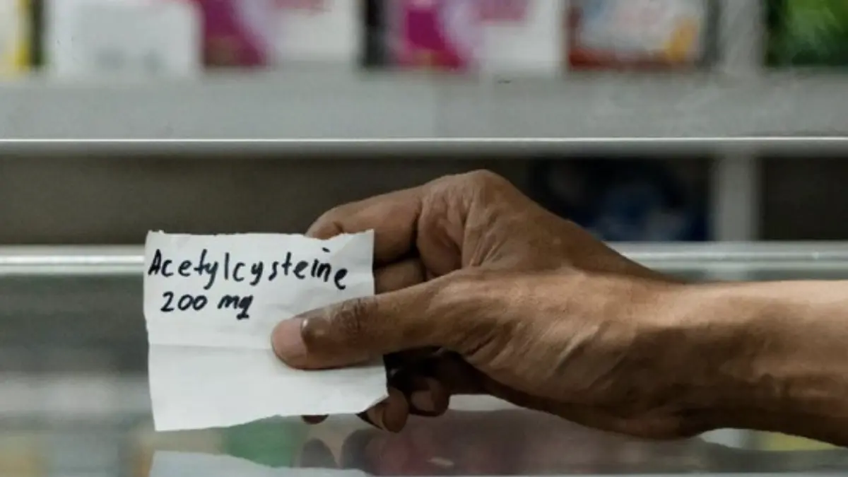 Ilustrasi pembelian obat di apotek. Foto: Andhika Prasetia