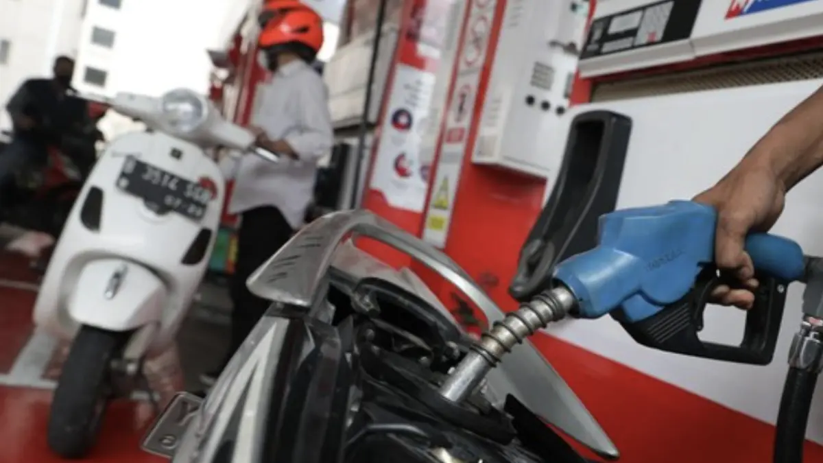 Pertamina Patra Niaga resmi melakukan penyesuaian harga BBM non-subsidi Pertamax dan Pertamax Green. Per 10 Juni 2026
harga Pertamax (RON 92) resmi naik menjadi Rp16.250 per liter. (CNN Indonesia/Safir Makki)