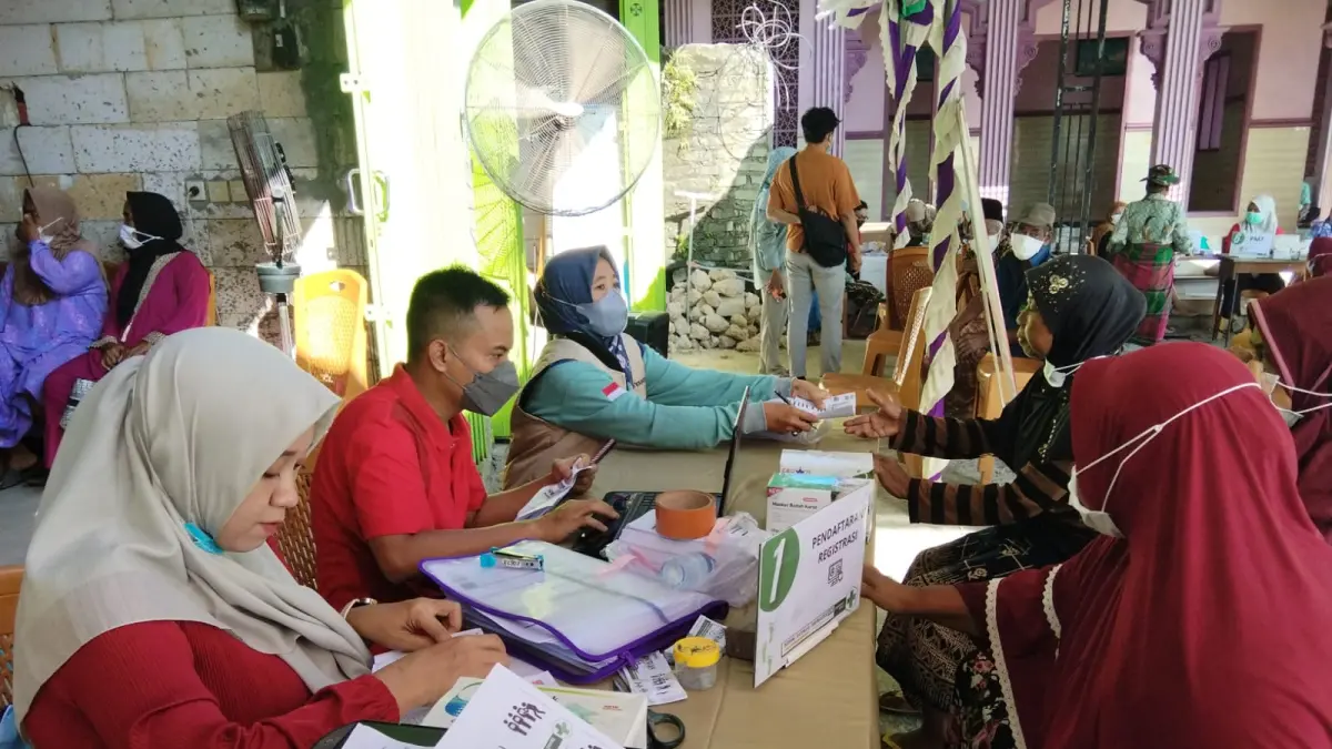 ANTUSIAS: Petugas Puskesmas Blega sedang memeriksa warga saat proses skrining TBC.