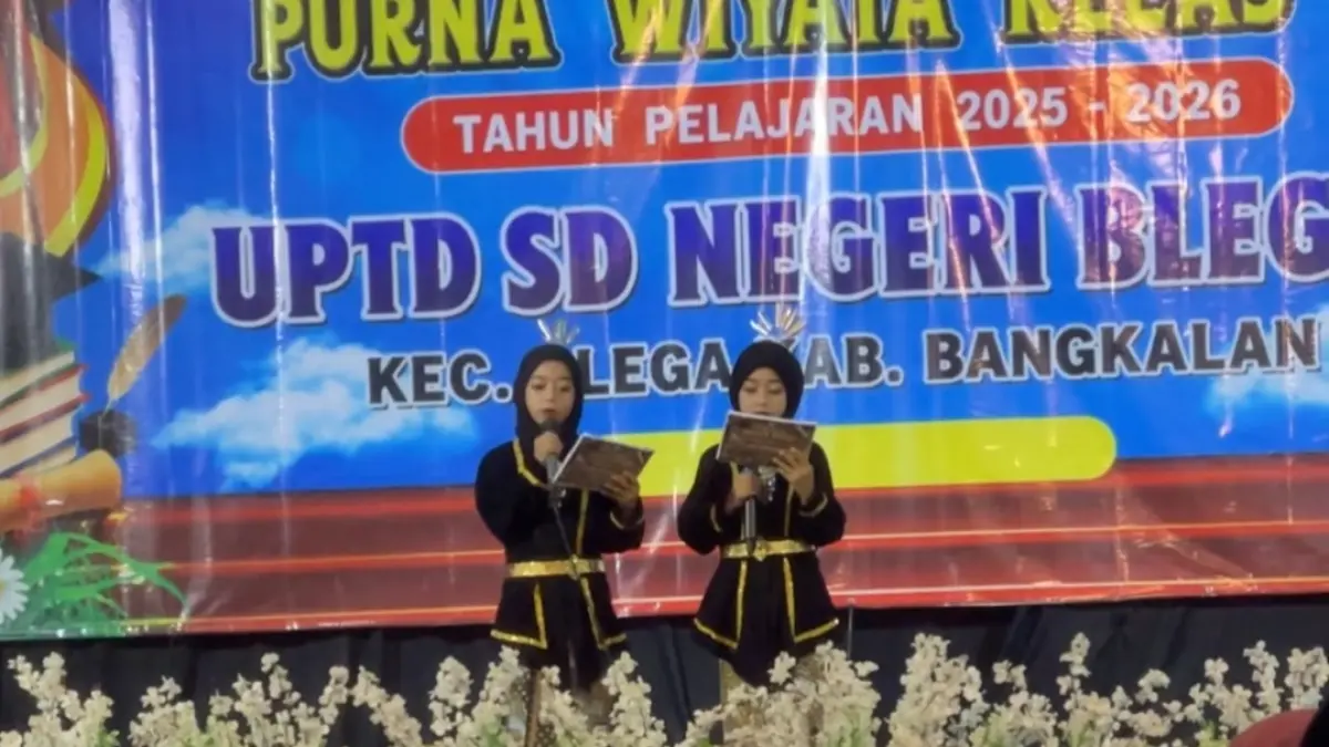 KOMPAK: Dua pemandu acara lepas pisah siswa kelas VI SDN Blega 2, Kecamatan Blega, Bangkalan.