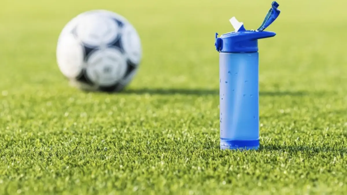Pentingnya hidrasi saat main bola. Foto: Getty Images/ilievgeniy