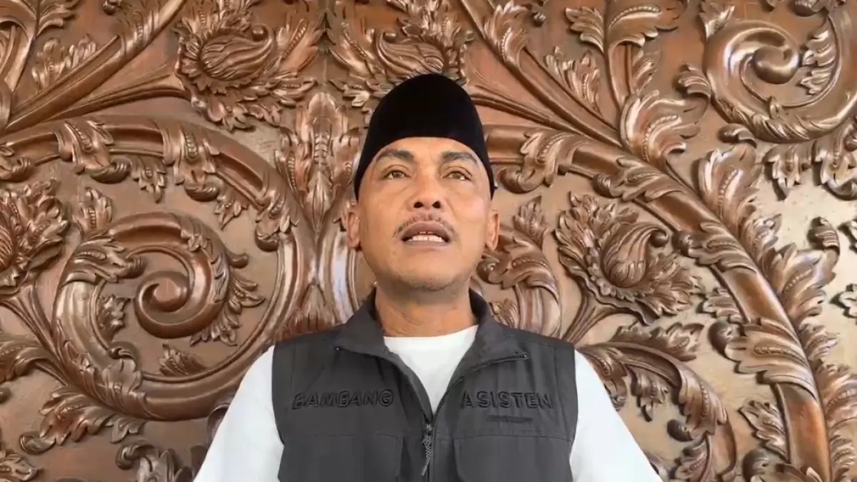TERBUKA: Ketua Satgas MBG Bangkalan Bambang Budi Mustika memberikan keterangan di kantornya Jumat (12/6). BAMBANG UNTUK JPRM

