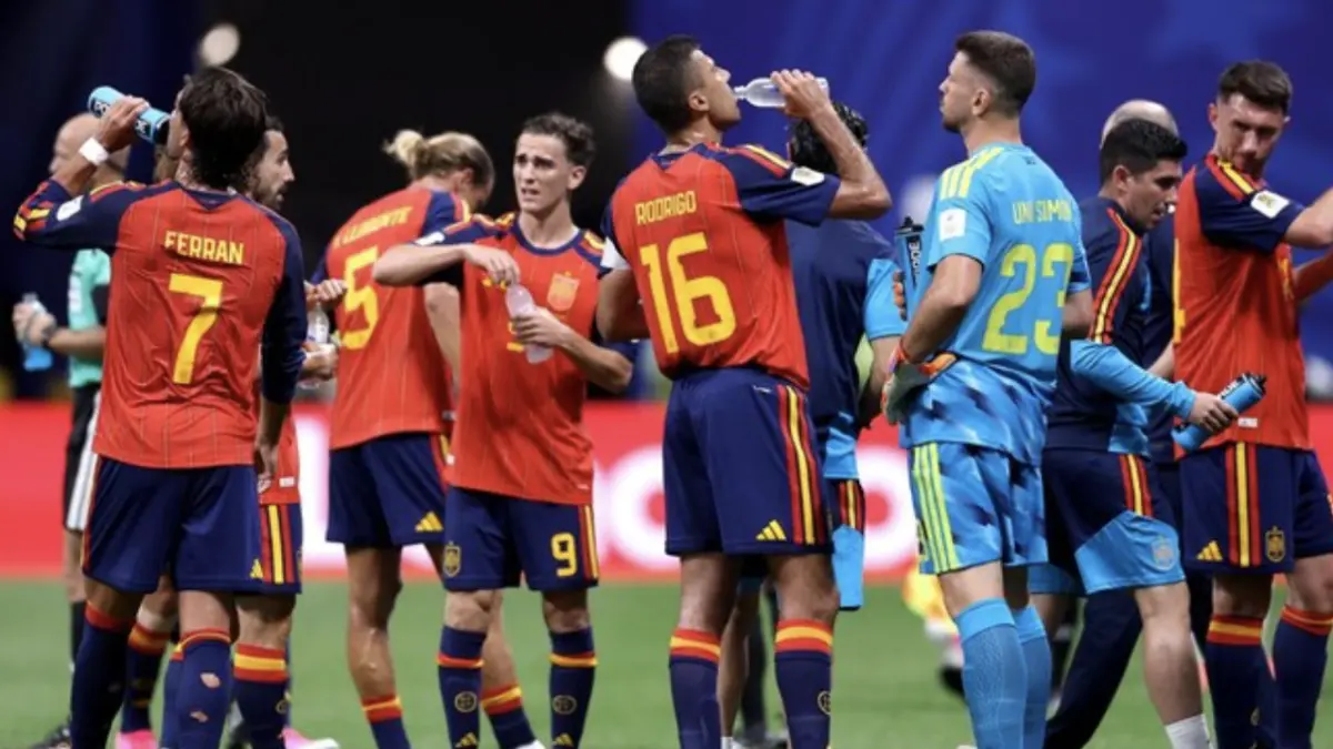 Foto: Para pemain Spanyol minum saat hydration break di Piala Dunia FIFA 2026 (Getty Images/Buda Mendes)