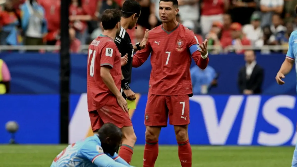 Cristiano Ronaldo berbicara dengan wasit Qatar Abdulrahman Al-Jassim (2nd L) selama pertandingan sepak bola Grup K Piala Dunia 2026
antara Portugal dan Republik Demokratik Kongo di Stadion Houston di Houston pada 17 Juni 2026. (RONALDO SCHEMIDT)