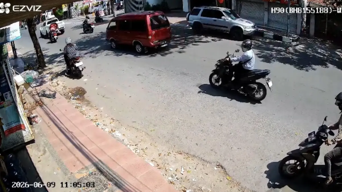 BELUM TERUNGKAP: Rekaman CCTV memperlihatkan pelaku pencurian sepeda motor saat beraksi di Jalan KH Moh. Kholil, Bangkalan, Selasa (9/6). (TANGKAP LAYAR)