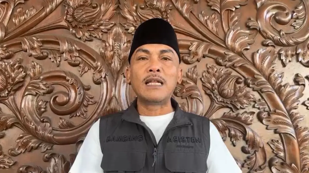 BERI KETERANGAN: Ketua Satgas MBG Bangkalan Bambang Budi Mustika saat memberikan penjelasan terkait pelaksanaan program MBG di kantornya, Jumat (12/6). (SATGAS MBG BANGKALAN)