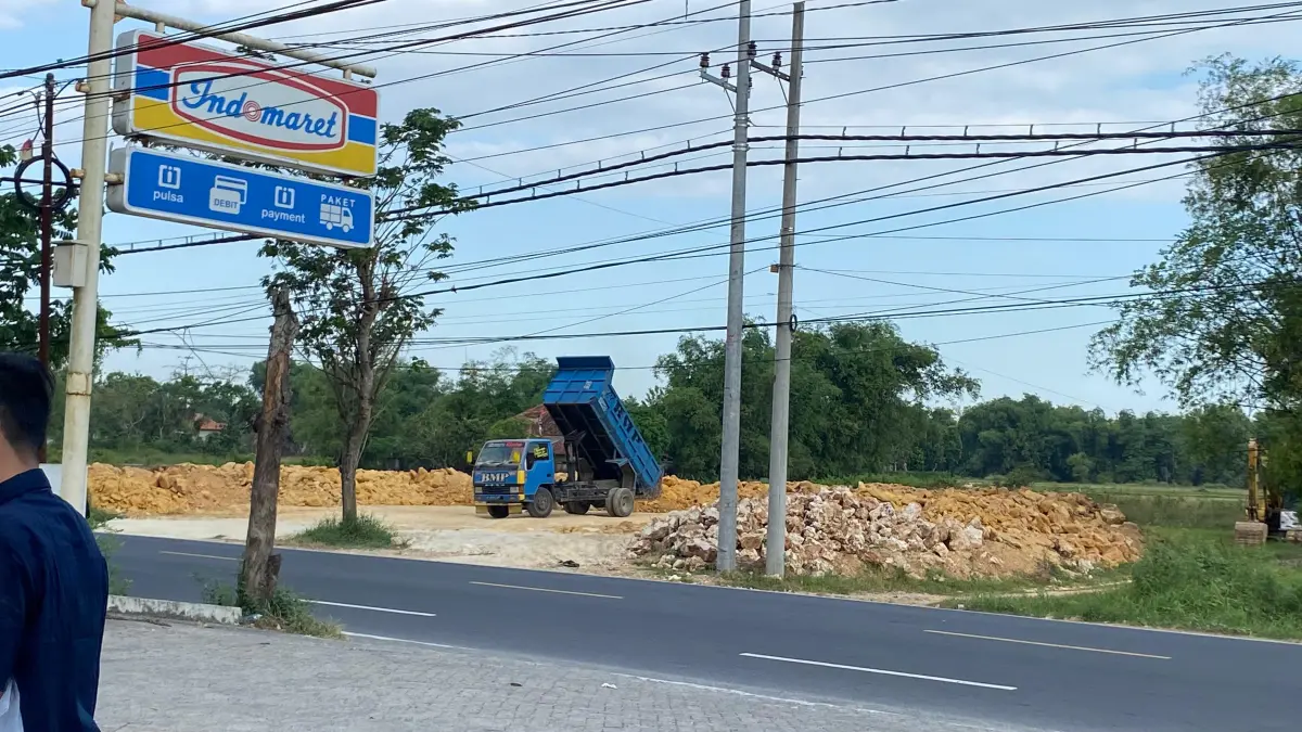 BERLANJUT: Aktivitas pengurukan lahan di Desa Dumajah, Kecamatan Tanah Merah, berlanjut Kamis (18/6). (ISTIMEWA)