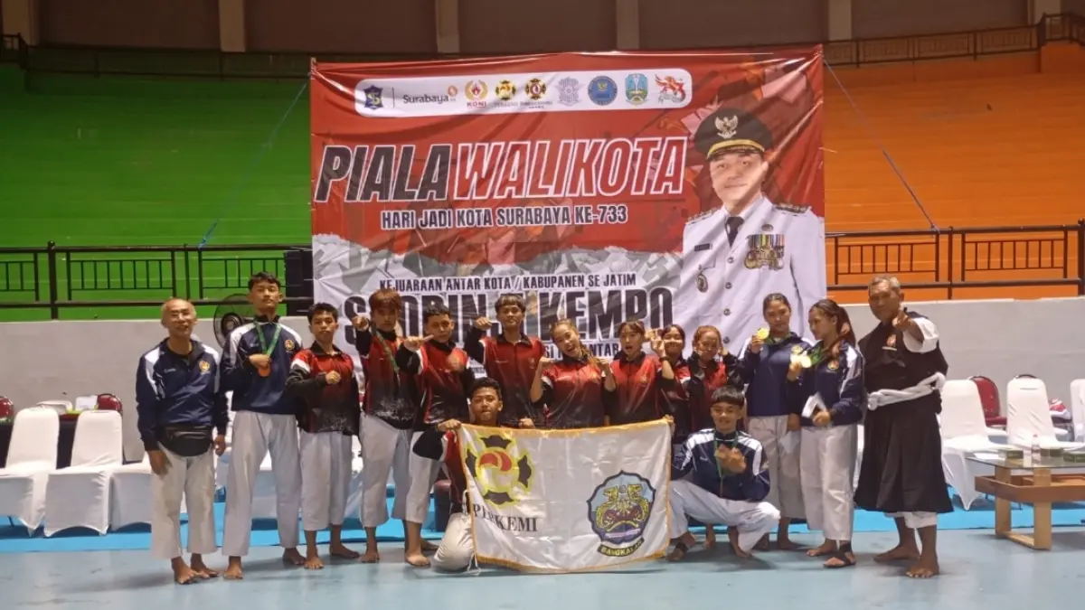 BERPRESTASI: Atlet Kempo Bangkalan berfoto bersama usai meraih sejumlah medali dalam Kejuaraan Piala Wali Kota Surabaya, Rabu (17/6). (KONI BANGKALAN)