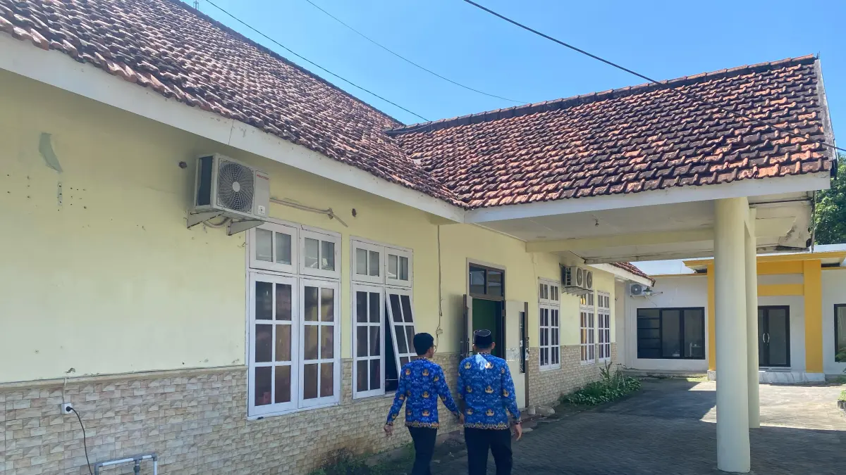 KANTOR PELAYANAN: Pegawai berada di kantor Inspektorat Pamekasan, Rabu (18/6). (MOH. IQBAL AFGANI/JPRM)