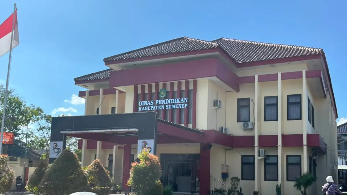 MEGAH: Gedung Dinas Pendidikan (Dispendik) Sumenep yang berlokasi di Jalan Dr Cipto, Desa Kolor, Kecamatan Kota, terlihat kemarin. (MOH. IQBAL/JPRM)