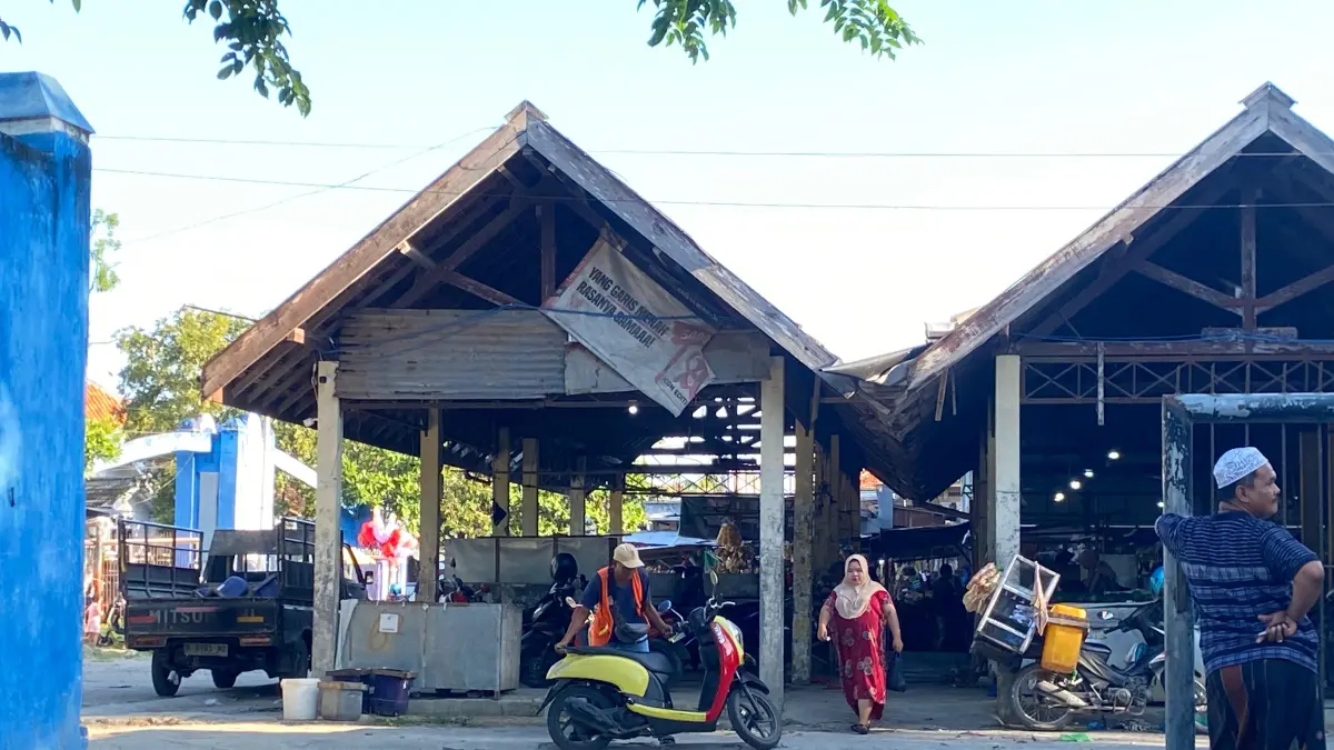 PENDAPATAN: Petugas jukir saat menata kendaraan di depan Pasar Sore Baru, Sampang, Rabu (17/6). (AYU LATIFAH/JPRM)