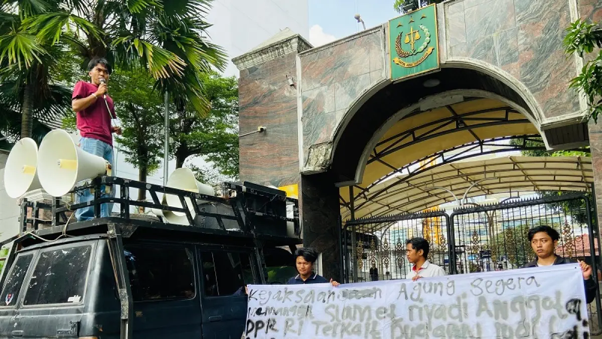 TURUN JALAN: Massa dari Koalisi Mahasiswa Madura (KMM) menggelar aksi unjuk rasa di depan Kantor Kejaksaan Agung RI, Rabu (17/6). (UBAIDILLAHIR RA’IE/JPRM)