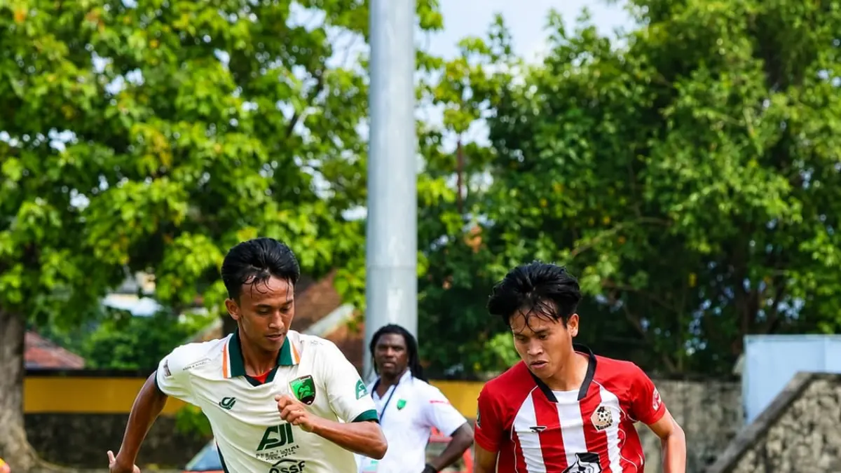 DIKEJAR: Pemain Persepam berusaha mengelabui pemain Pasuruan United di Stadion Sriwedari, Surakarta, Sabtu (20/6). INSTAGRAM PERSEPAM
