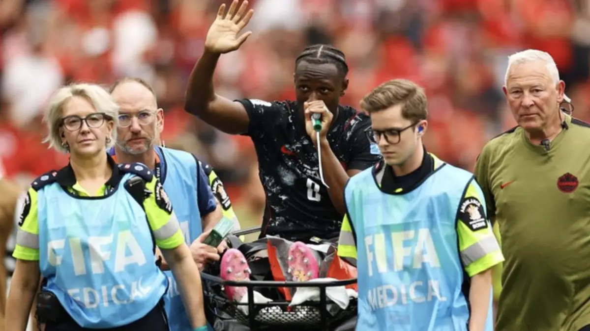 Ismael Kone setelah mendapatkan perawatan pertama di lapangan (Foto: REUTERS/Agustin Marcarian)