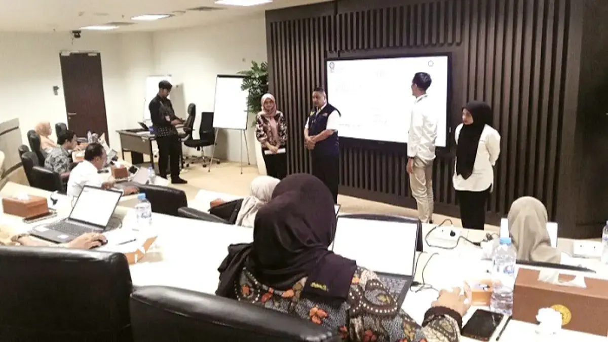 MENGUKUR KEMAMPUAN: Pegawai mengikuti asesmen mutu layanan di Unair Surabaya, Jumat (5/6). (DINKES BANGKALAN)