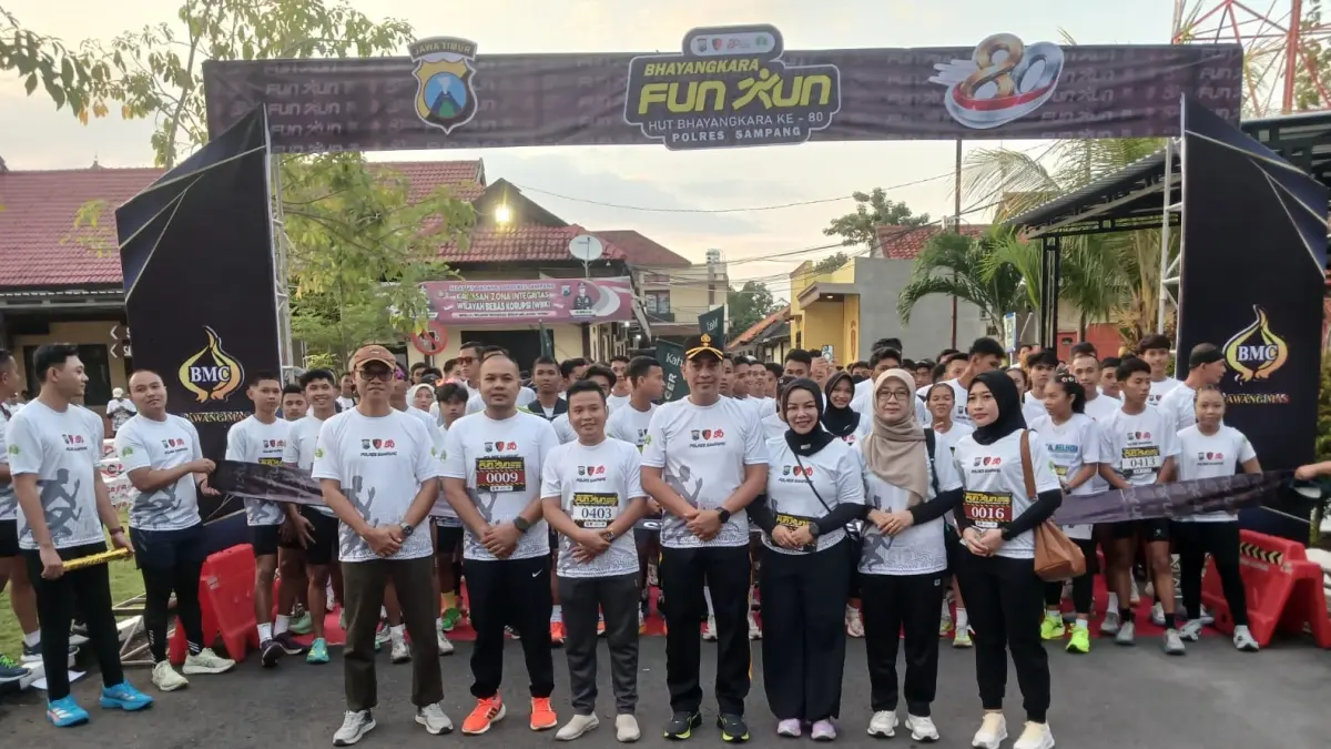RESMI: Wakapolres Sampang Kompol Hery Kusnanto berfoto bersama peserta Bhayangkara Fun Run 2026, Minggu (21/6). HUMAS POLRES BANGKALAN