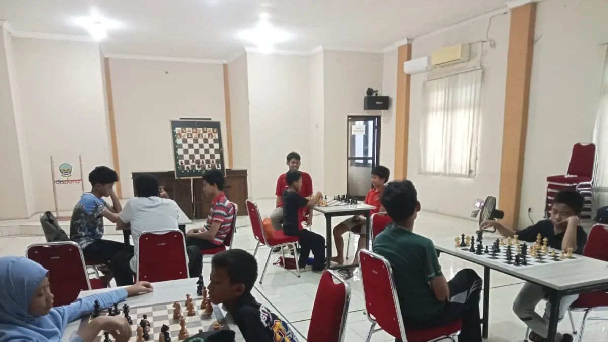 SERIUS: Atlet catur Bangkalan menjalani pembinaan di kantor dispora kemarin. PERCASI BANGKALAN