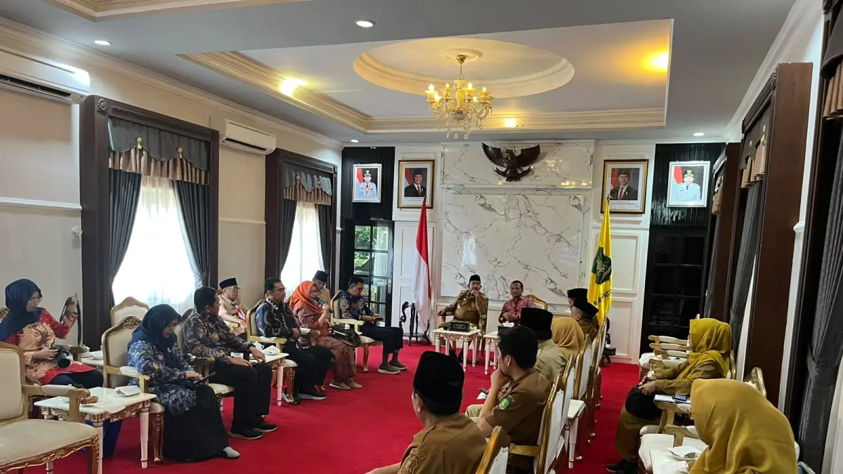 JALIN KERJA SAMA: Rektor UTM Prof. Dr. Safi’ beserta Bupati Sumenep Achmad Fauzi Wongsojudo saat membahas kerjasama Senin (22/6). (MOH. IQBAL/JPRM)
