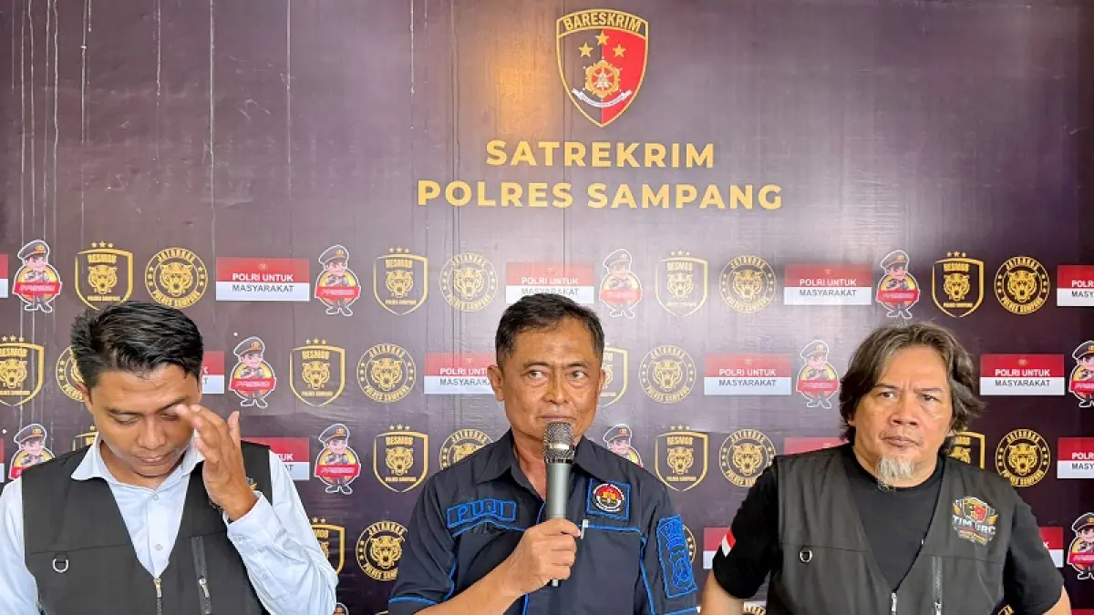 JUMPA PERS: Kasihumas Polres Sampang AKP Eko Puji Waluyo saat menyampaikan konferensi pers penangkapan curanmor di Satreskrim Polres Sampang, Senin (22/6). HUMAS POLRES SAMPANG