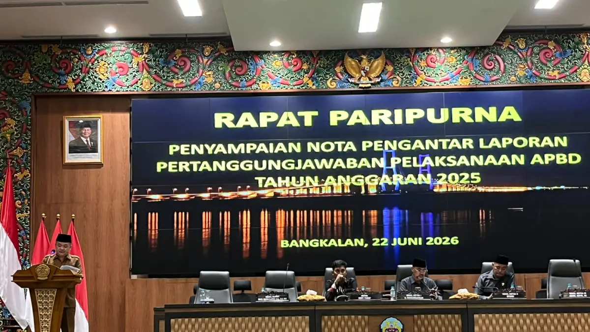 LUGAS: Wabup Bangkalan Moch. Fauzan Ja’far membacakan nota pengantar LPj pelaksanaan APBD 2025 dalam rapat paripurna DPRD Senin (22/6). (PROKOPIM PEMKAB BANGKALAN)