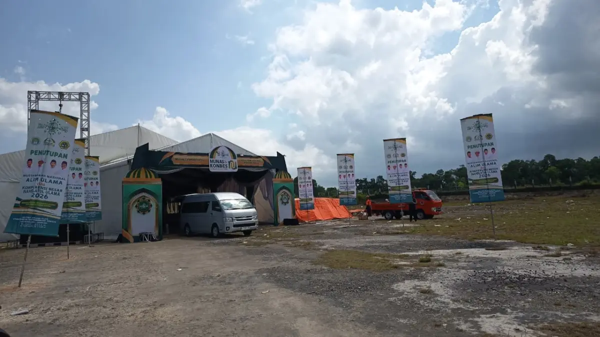 SIAP DIGUNAKAN: Panitia Musyawarah Nasional Nahdlatul Ulama tengah mempersiapkan logistik di lokasi, Senin (22/6). ZEINAL ABIDIN/JPRM
