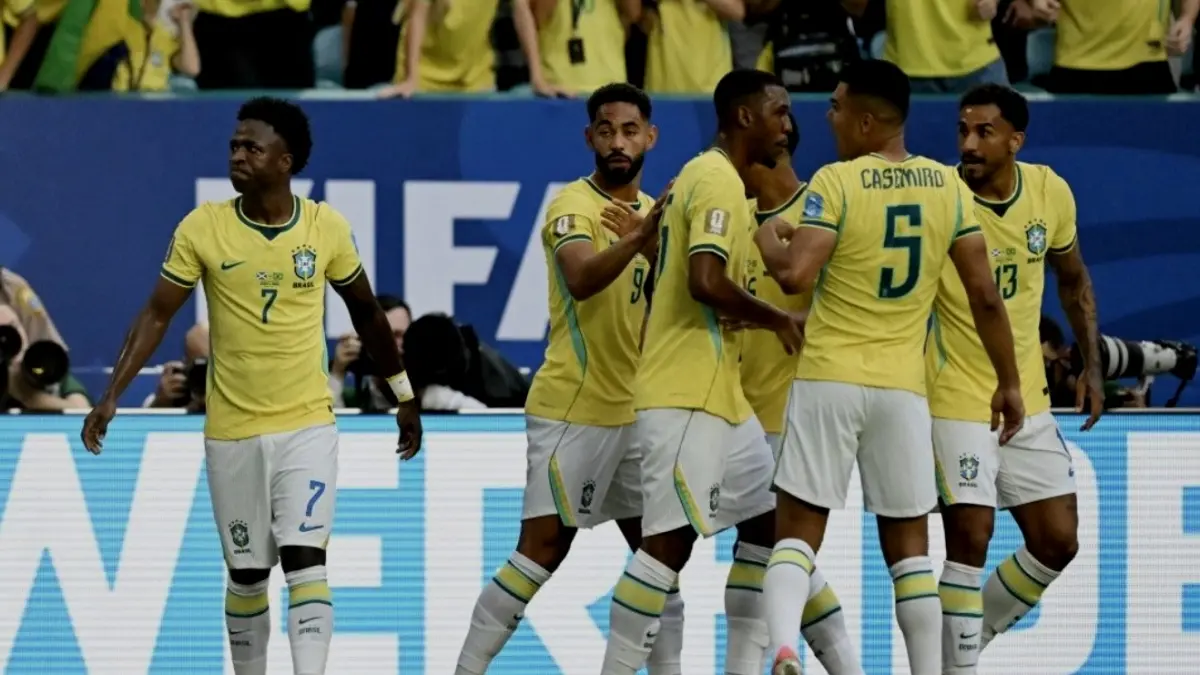 Penyerang Brasil Vinicius Junior, merayakan bersama rekan-rekan setimnya setelah mencetak gol pertama bagi timnya dalam
pertandingan sepak bola Grup C Piala Dunia 2026 antara Skotlandia dan Brasil di Stadion Miami, Miami Gardens, pada 24 Juni 2026.
(AFP/CHANDAN KHANNA)