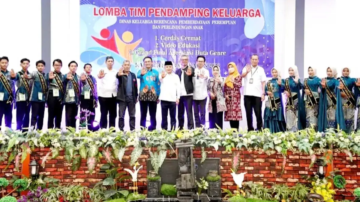 SOLID: Wabup Bangkalan Moch. Fauzan Ja’far berfoto bersama tamu undangan dan peserta grand final pemilihan duta GenRe di aula pertemuan UNHM Rabu (24/6). (PROKOPIM UNTUK JPRM)&nbsp;