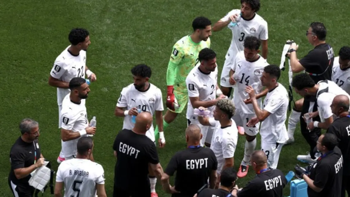 Momen para pemain mendapatkan jeda untuk minum (Foto: REUTERS/Lee Smith)