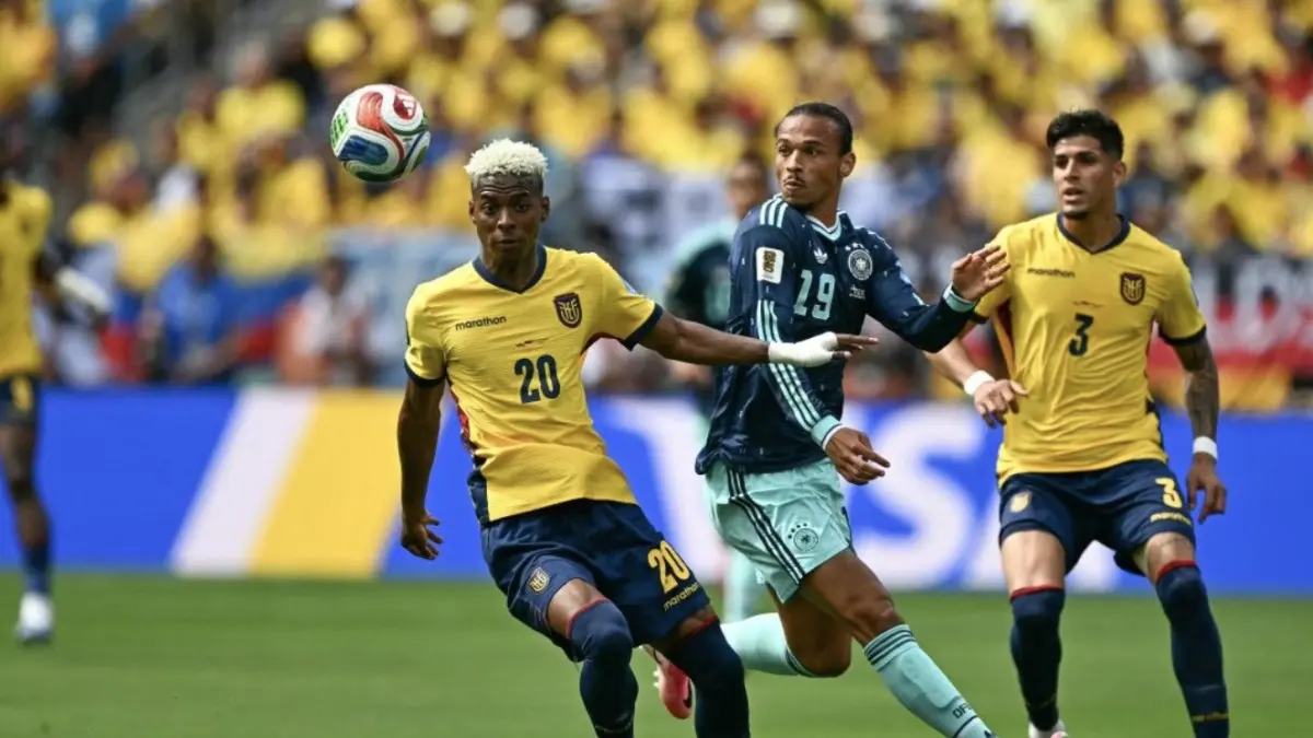 Nilson Angulo (kiri) dan Leroy Sane (kanan) berebut bola dalam pertandingan sepak bola Grup E Piala Dunia 2026 Ekuador vs Jerman di
Stadion New York/New Jersey di East Rutherford pada 25 Juni 2026. (Foto oleh Jewel SAMAD / AFP) (AFP/JEWEL SAMAD)