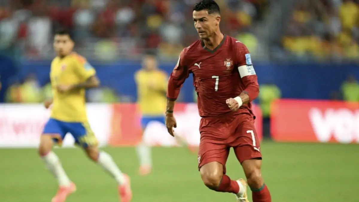 Cristiano Ronaldo, berlari membawa bola dalam pertandingan sepak bola Grup K Piala Dunia 2026 antara Kolombia dan Portugal di Stadion
Miami, Miami Gardens, pada 27 Juni 2026. (AFP/CHANDAN KHANNA)