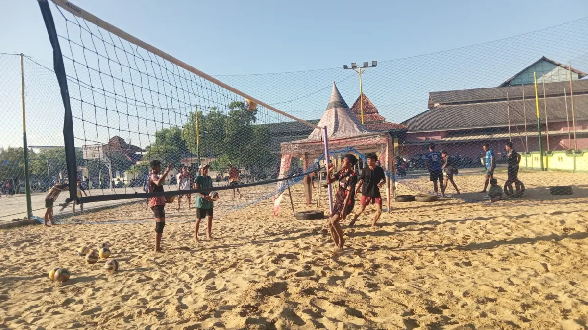 BUTUH KERJA SAMA TIM: Atlet voli pantai Sumenep sedang menjalankan latihan di lapangan yang berlokasi di GOR A. Yani, Desa Pabian, Kecamatan Kota, pada Minggu (14/6). MAHRUS ALI 