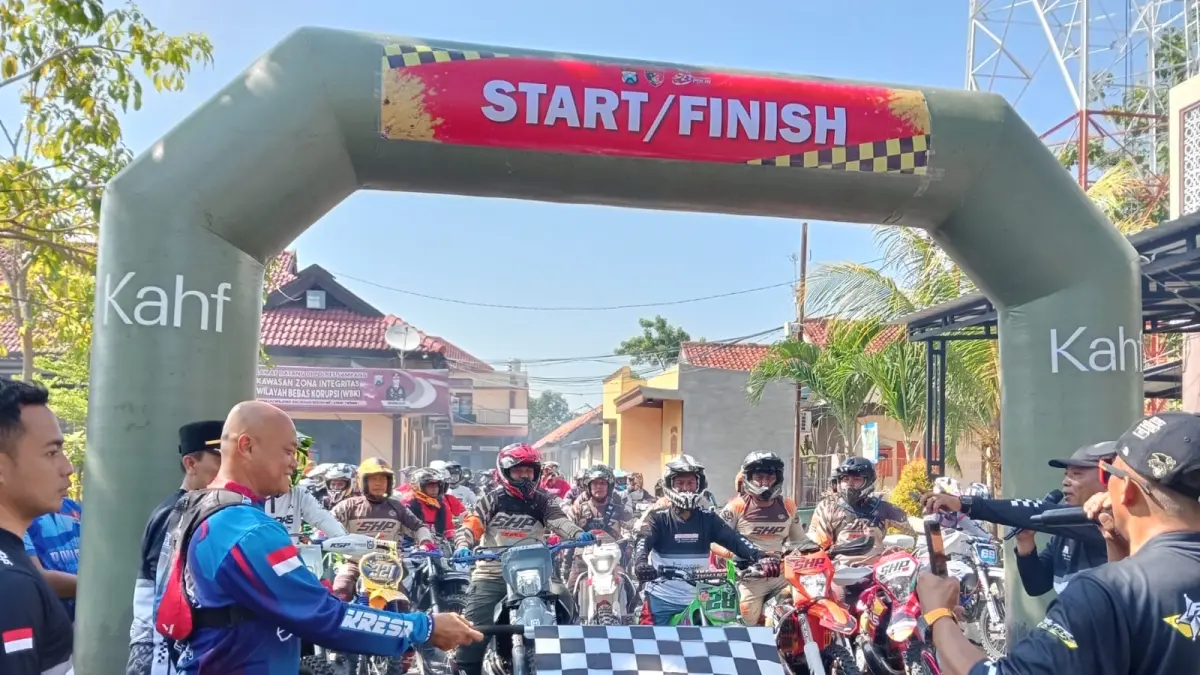 UJI ADRENALIN: Kapolres Sampang AKBP Hartono memimpin pembukaan&nbsp; Bhayangkara Trail Adventure di garis start di halaman Polres Sampang (28/6). HUMAS POLRES SAMPANG &nbsp;