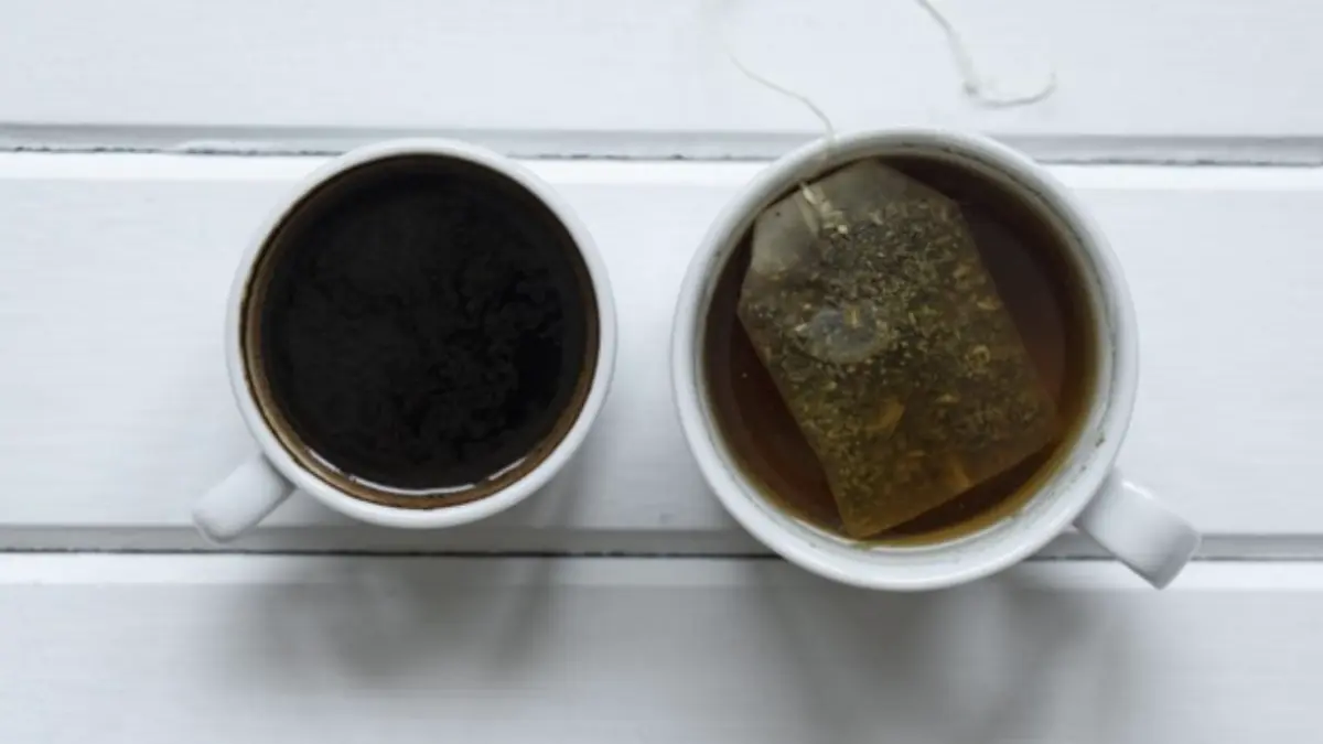 kopi hitam dan teh hijau (Foto: Getty Images/ediebloom)