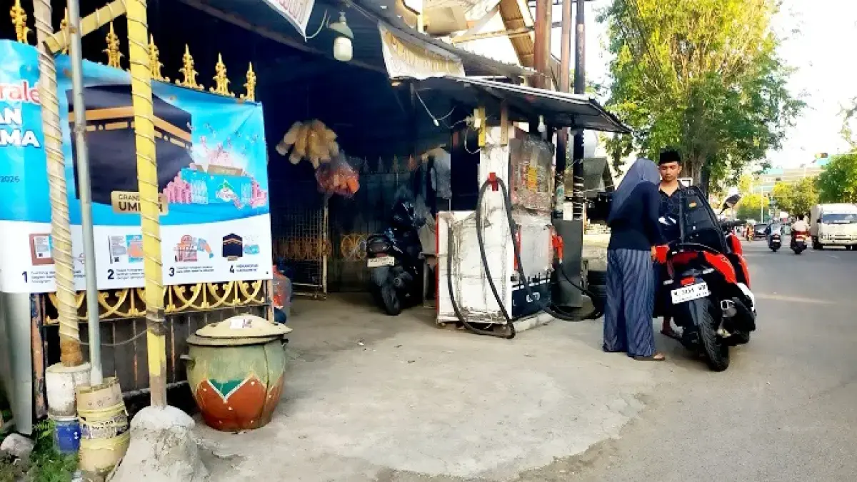 LANGKA: Pengendara motor mengisi BBM di pom mini Jalan RE Martadinata, Bangkalan, Selasa (30/6). (VIVIN AGUSTIN HARTONO/JPRM)
