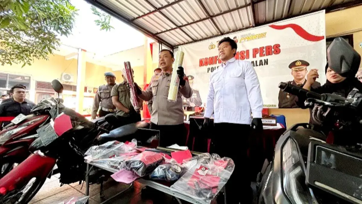 TERUNGKAP: Kapolres Bangkalan AKBP Wibowo menunjukkan barang bukti pencurian kendaraan bermotor Selasa (30/6). (VIVIN AGUSTIN HARTONO/JPRM)