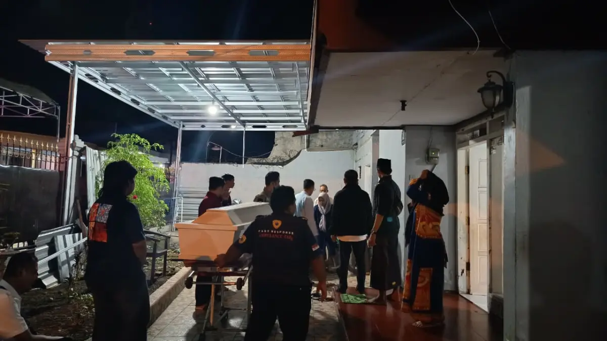 BELUM TERUNGKAP: Jenazah Ruly Yunis Setiawati saat tiba di kediamannya di Jalan Flamboyan, Perumda Bangkalan, Kamis (25/6). (ZEINAL ABIDIN/JPRM)