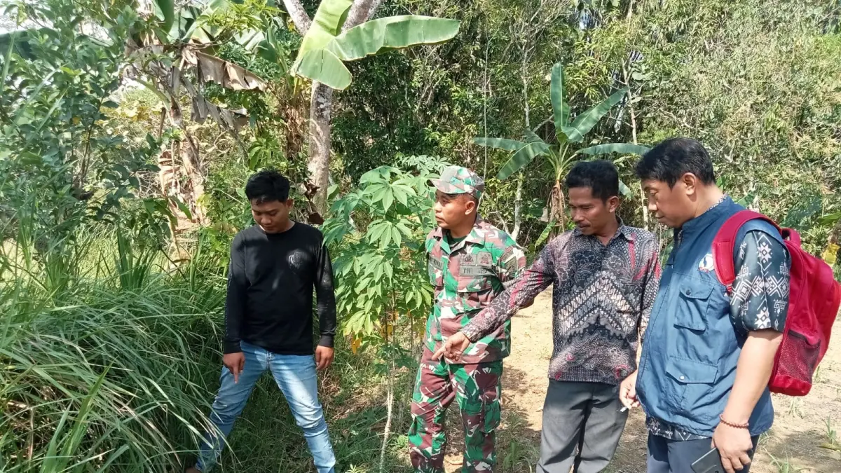 GEGER: Warga Desa Bragang, Kecamatan Klampis, Bangkalan, menunjukkan lokasi penemuan bayi berjenis kelamin laki-laki, Kamis (2/7). (POLSEK KLAMPIS)