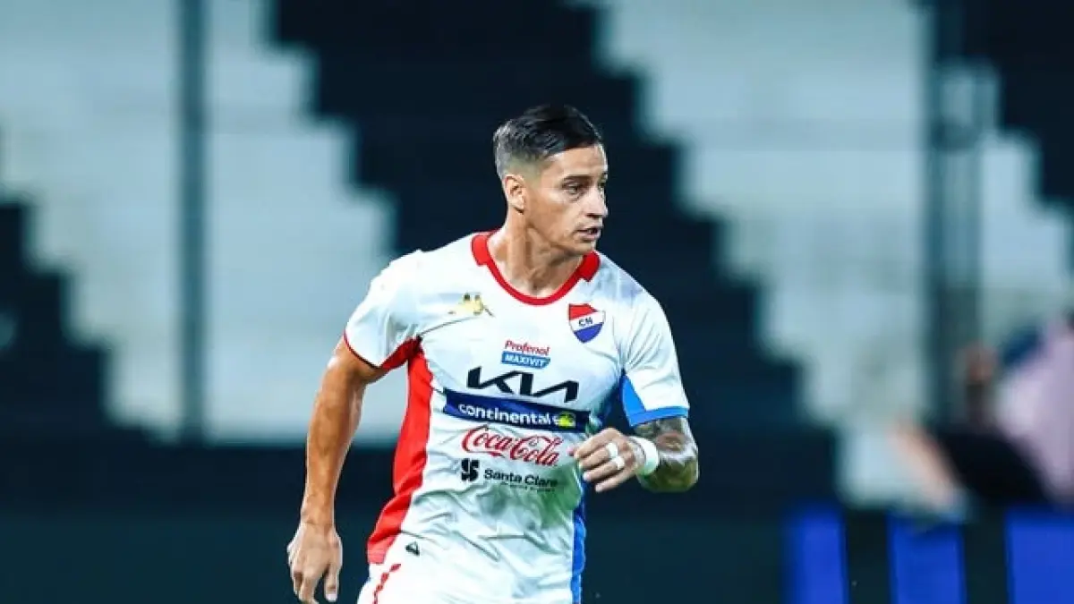 KREATOR SERANGAN: Juan Danilo Santacruz Gonzalez membawa bola saat memperkuat Nacional Asuncion di kompetisi Divisi Utama Paraguay. (INSTAGRAM DANILODS10)