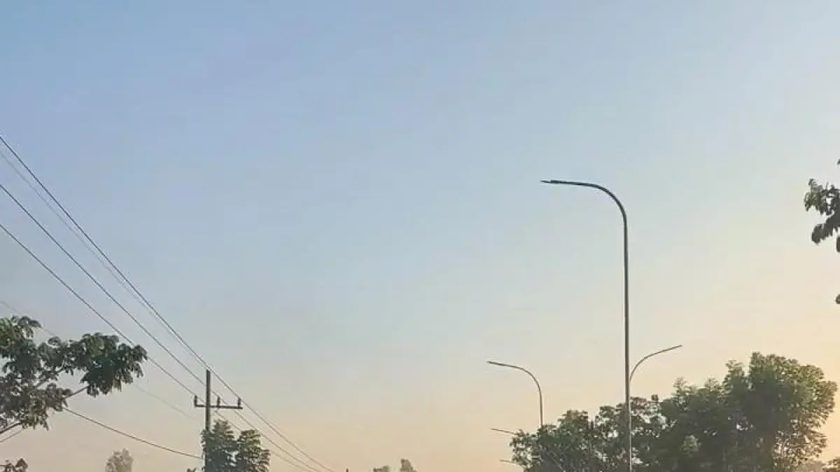 NAHAS. Truk terguling di lokasi laka lantas, tepatnya di akses Jembatan Suramadu arah Surabaya–Madura, Jumat (3/7). (ZEINAL ABIDIN/JPRM)