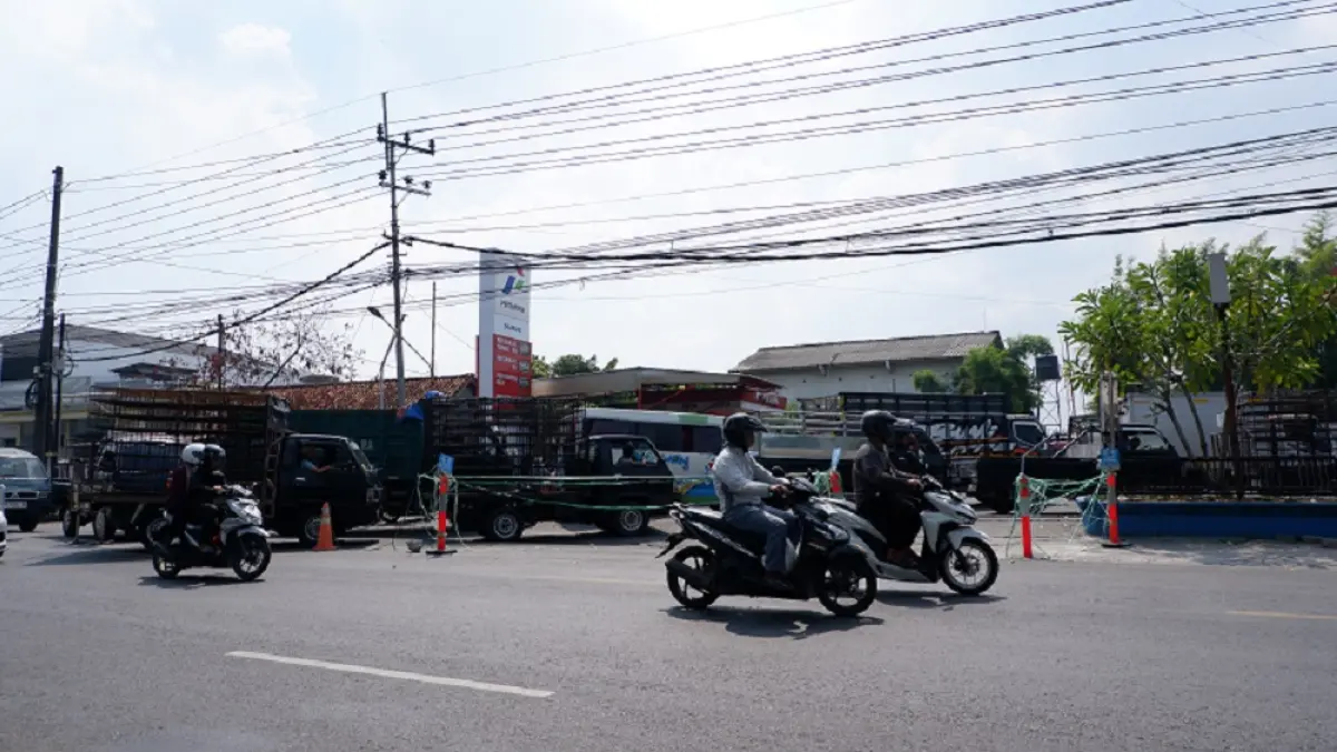 PADAT: Puluhan kendaraan antre di SPBU Junok, Bangkalan, Kamis (2/7). (VIVIN AGUSTIN HARTONO/JPRM)