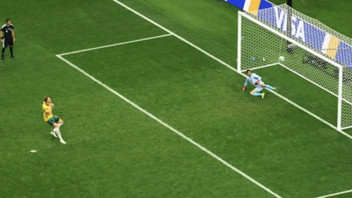 Dua eksekutor penalti Australia gagal membuat bola masuk ke gawang Mesir. (REUTERS/Issei Kato)