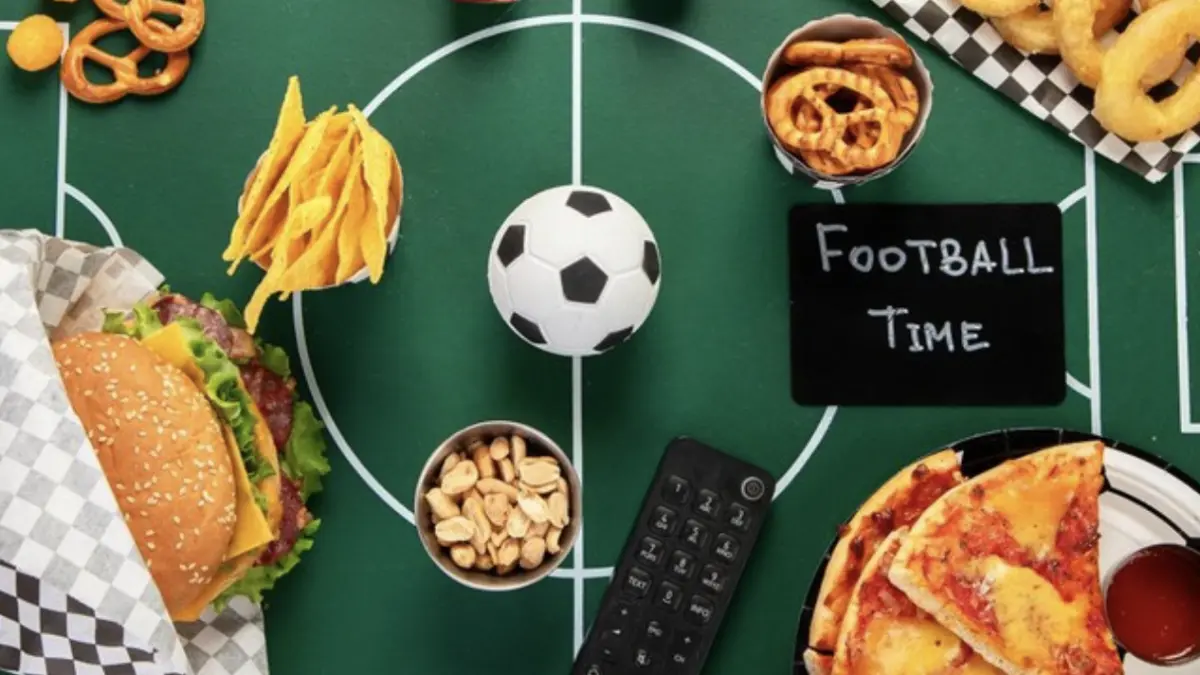 Kebiasaan makan saat nonton bola (Foto: Getty Images/bit245)