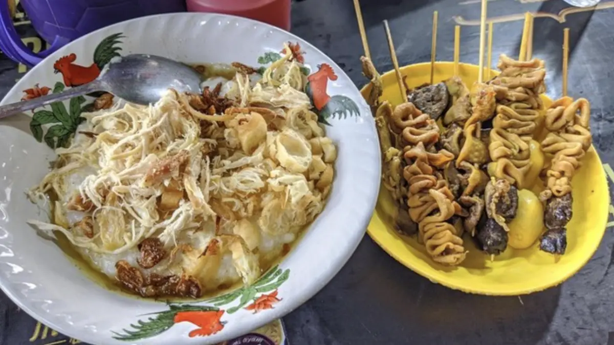 Bubur ayam. Foto: Getty Images/Fani Ns